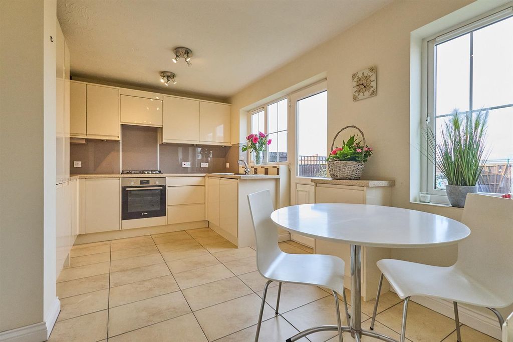 Property photo 2 of 16 Cadeby Close, Hk 7.Jpg