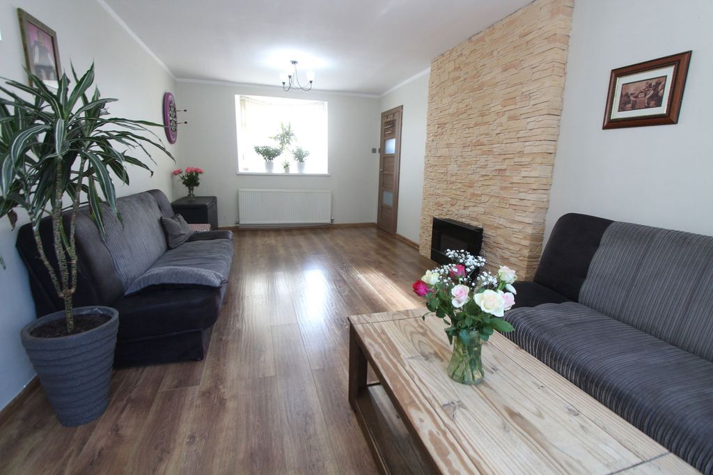 Property photo 3 of 27