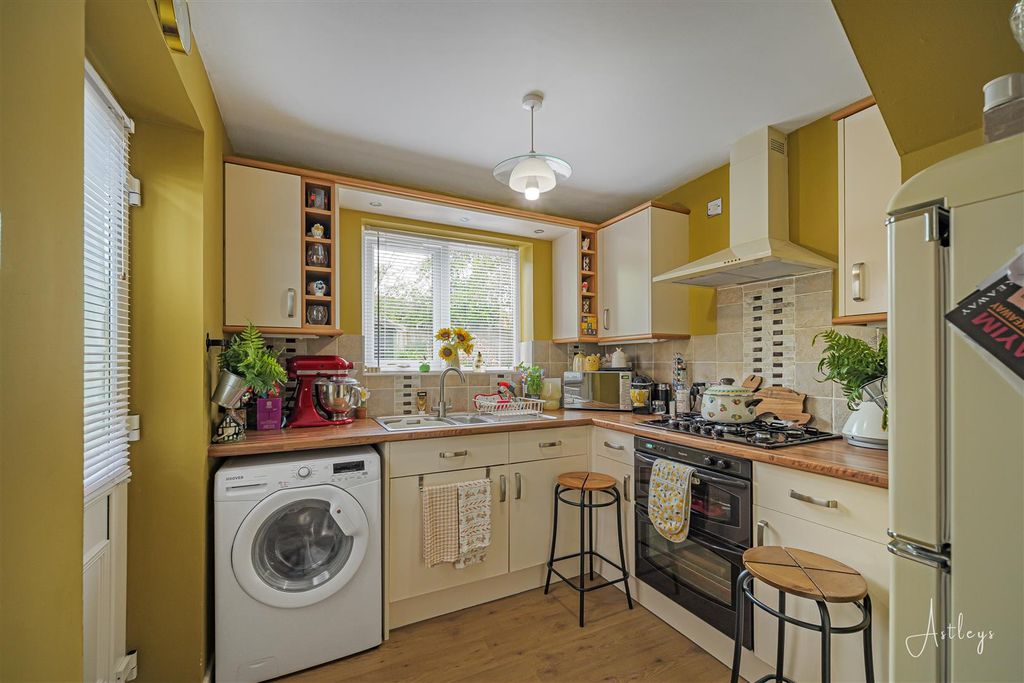 Property photo 3 of 20 Kitchen