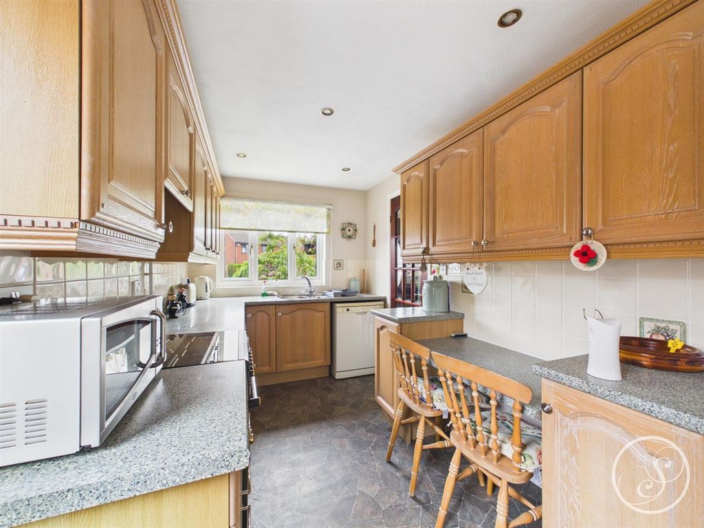 Property photo 3 of 19 Kitchen