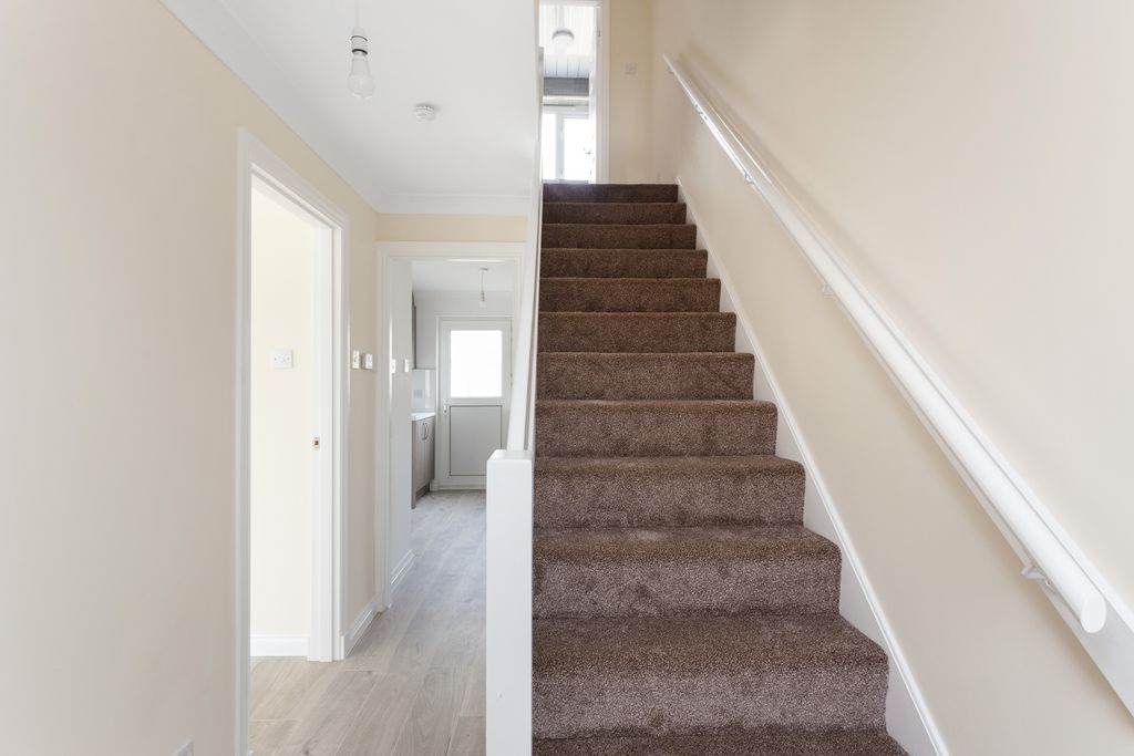 Property photo 2 of 14 51 Burnside Crescent 02