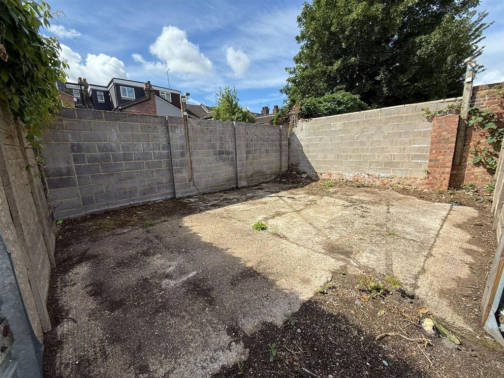 Property photo 1 of 2 Yard Space