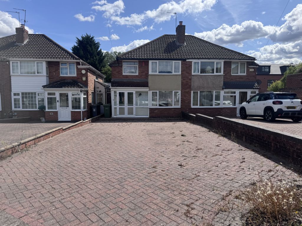 Property photo 1 of 12 14 Quinton Close Frontage