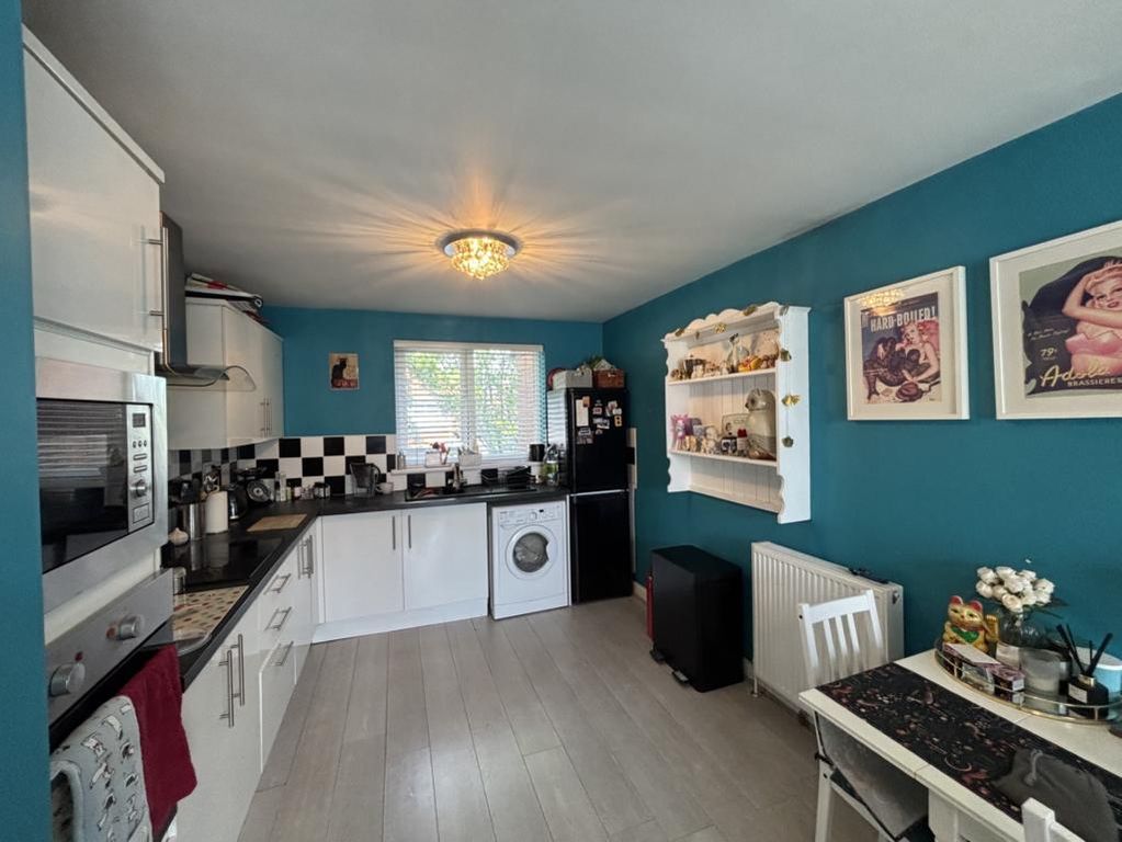 Property photo 3 of 6 Kitchen