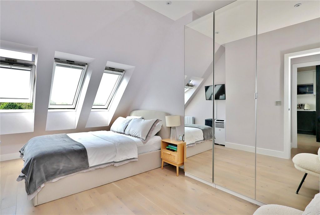 Property photo 3 of 8 Picture 3