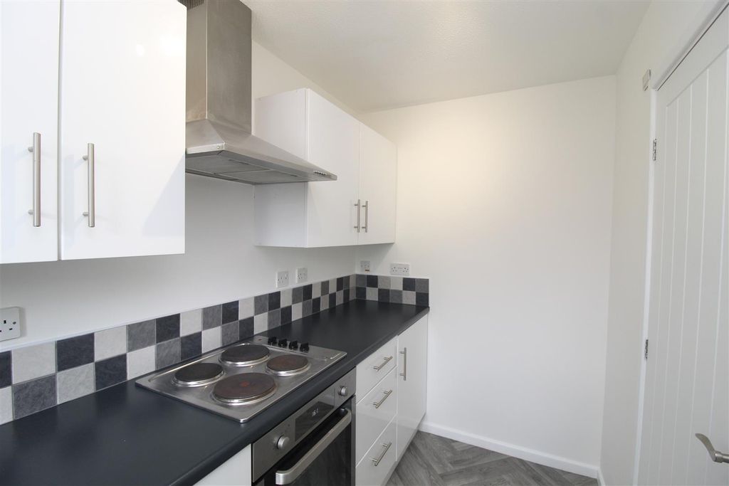 Property photo 3 of 11 Kitchen