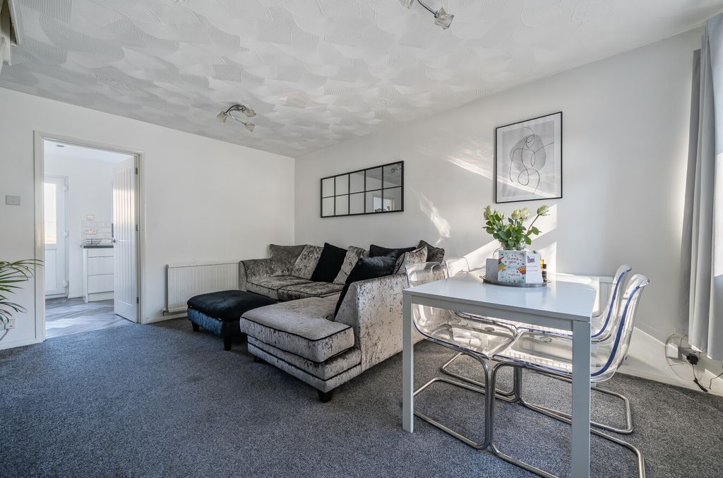 Property photo 2 of 13 1369680-13-68F0Da...