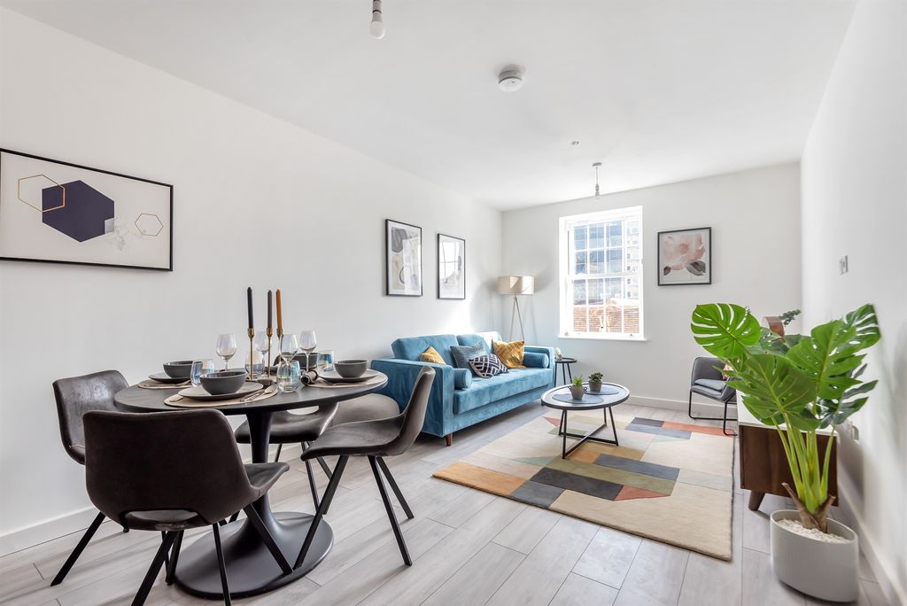 Property photo 1 of 11 Living Room