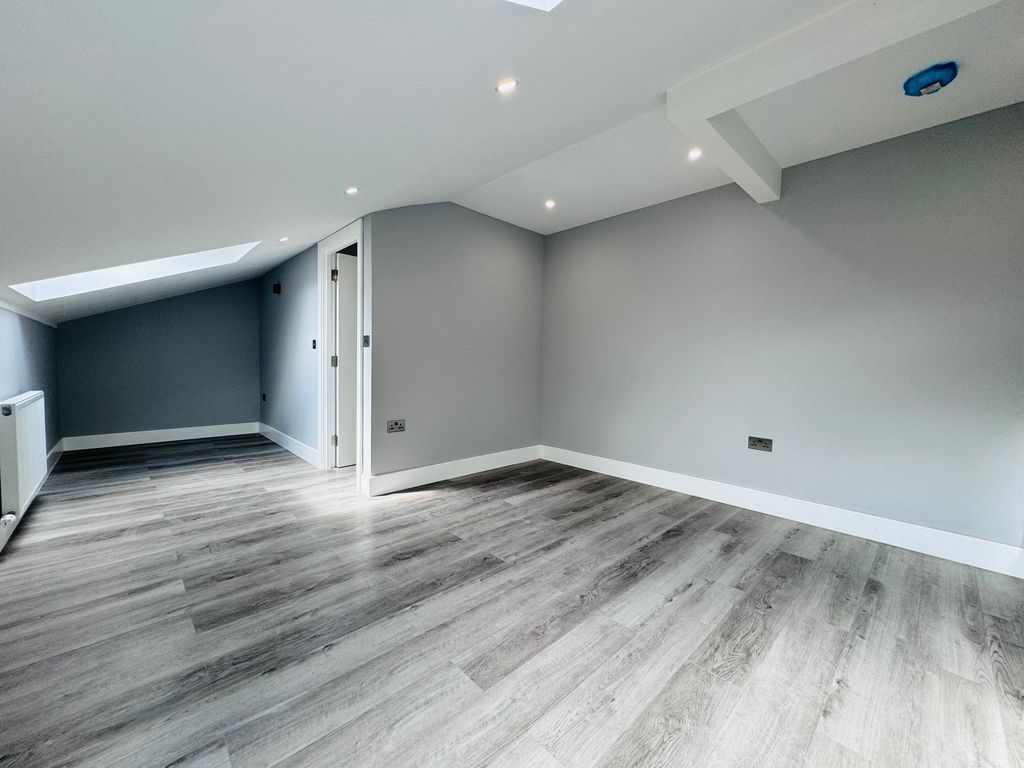 Property photo 3 of 4 Main Room Alt Pionee
