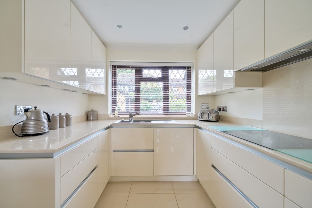 Property photo 3 of 31 Kitchen
