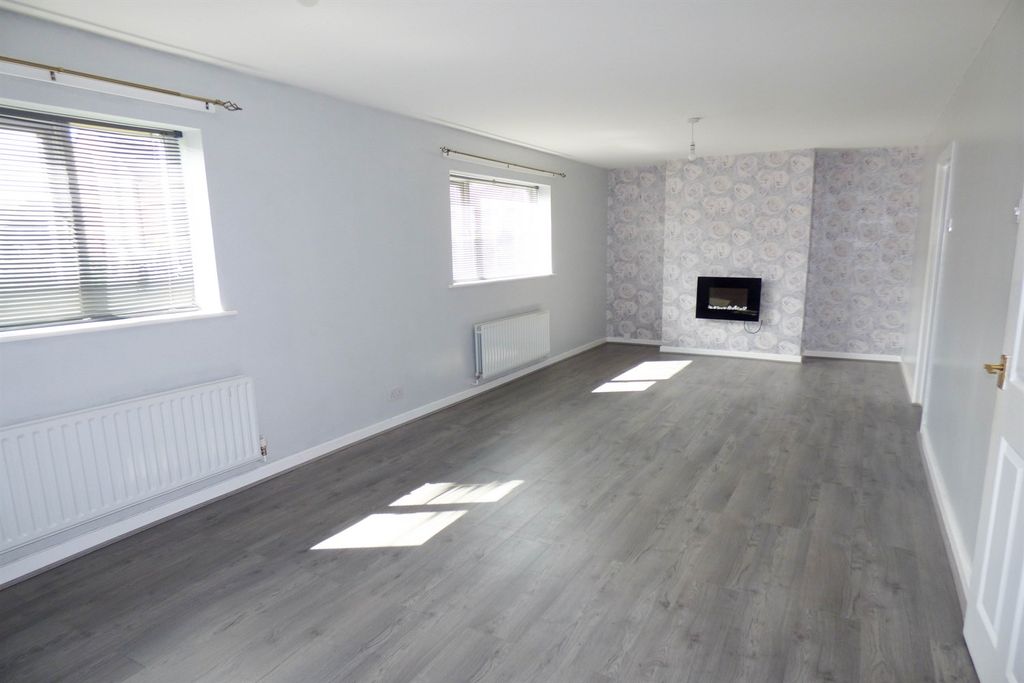 Property photo 2 of 12 Lounge