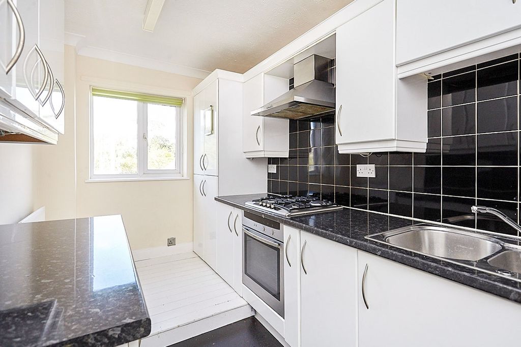 Property photo 3 of 9 Kitchen