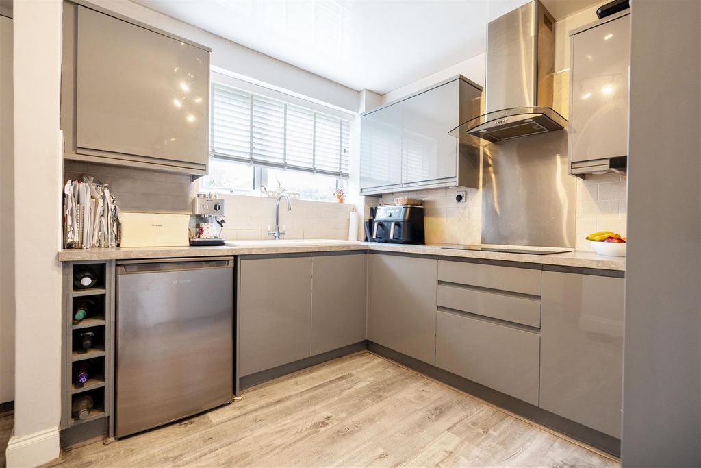 Property photo 3 of 8 Kitchen