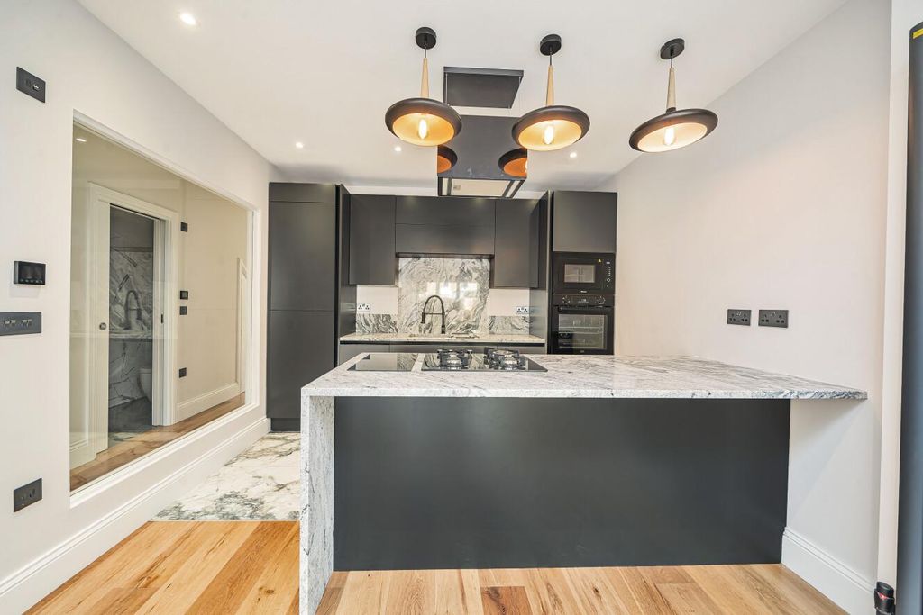 Property photo 3 of 13 Picture 3