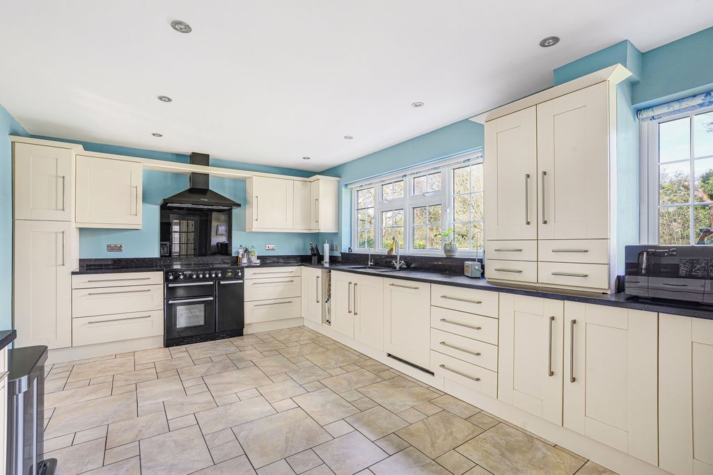 Property photo 3 of 28 Kitchen