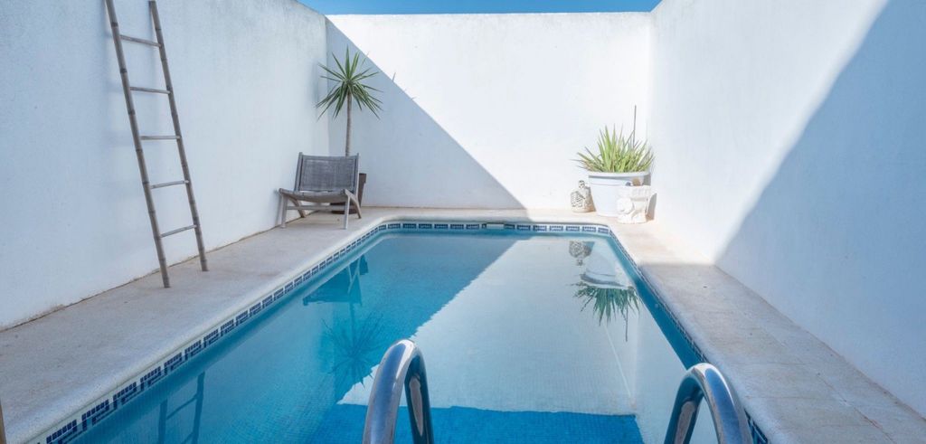 Property photo 2 of 33