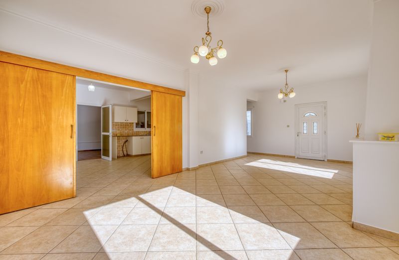 Property photo 3 of 25 Lounge