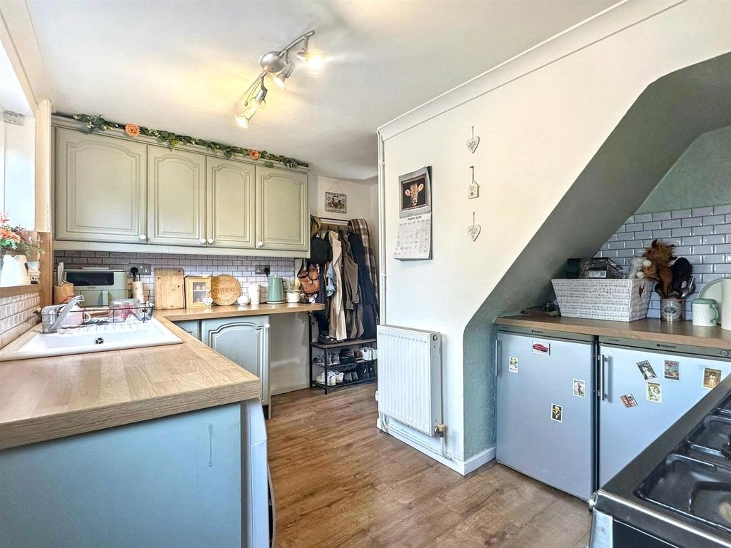 Property photo 2 of 16 Kitchen