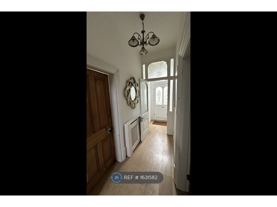 Property photo 3 of 35 Entrance/Hallway