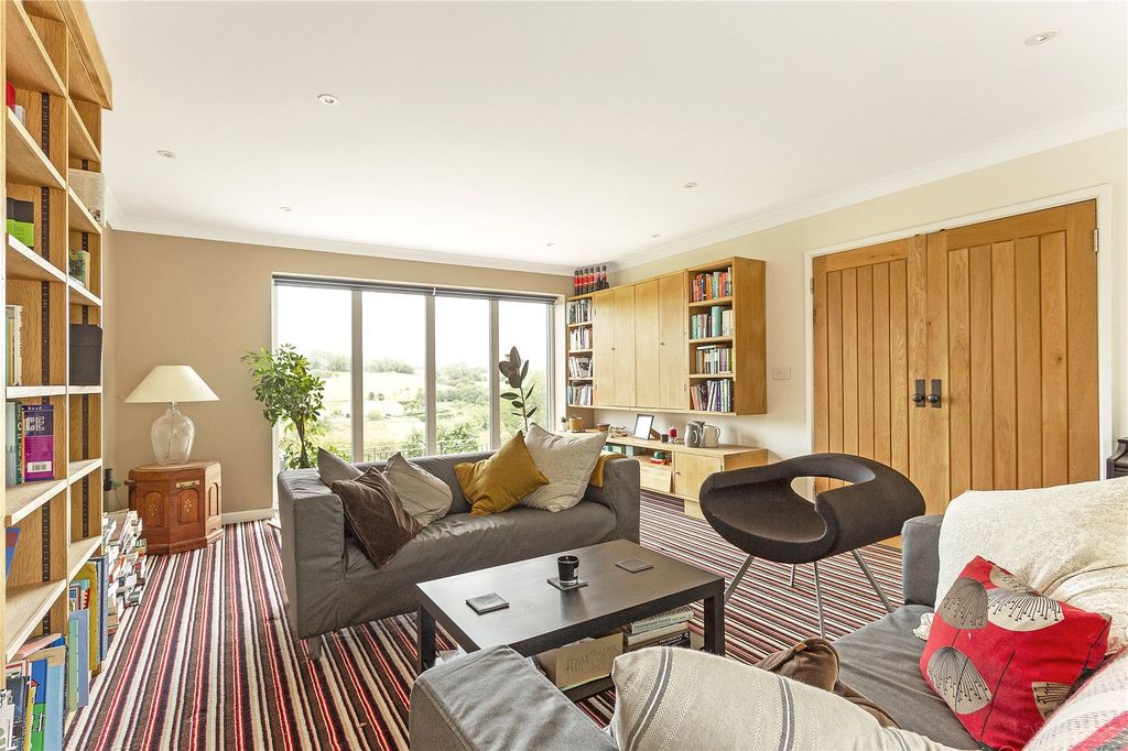 Property photo 3 of 18 Sitting Room