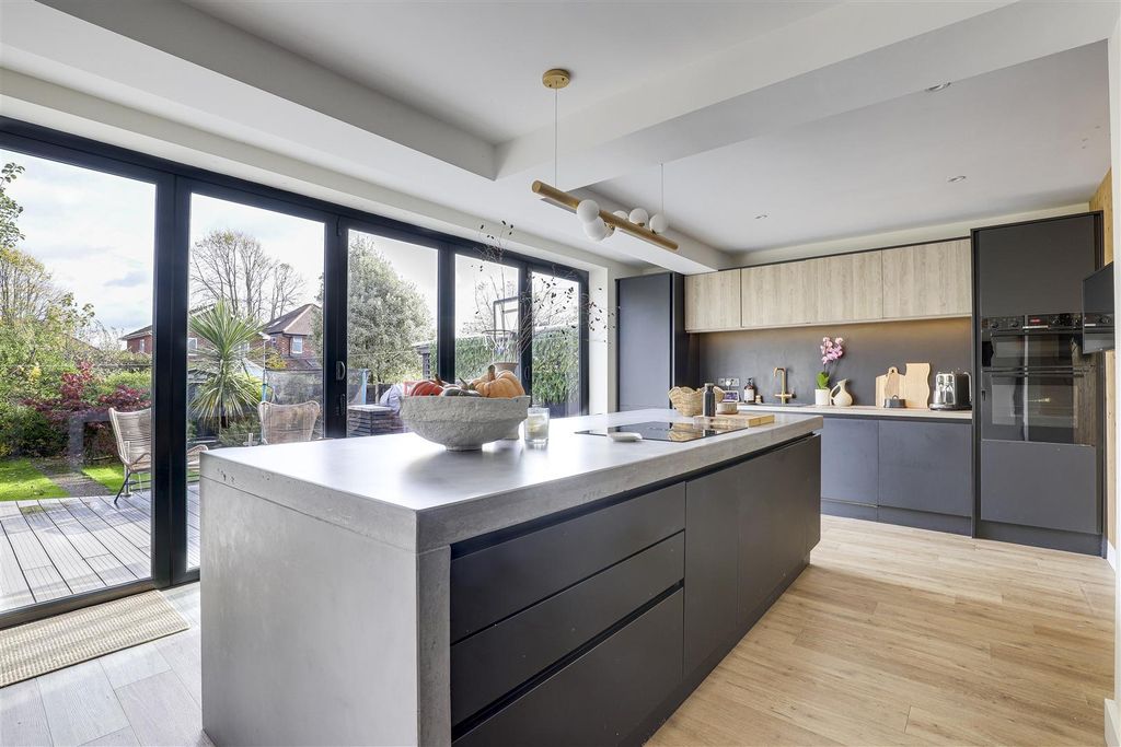 Property photo 3 of 40 11596.Jpg