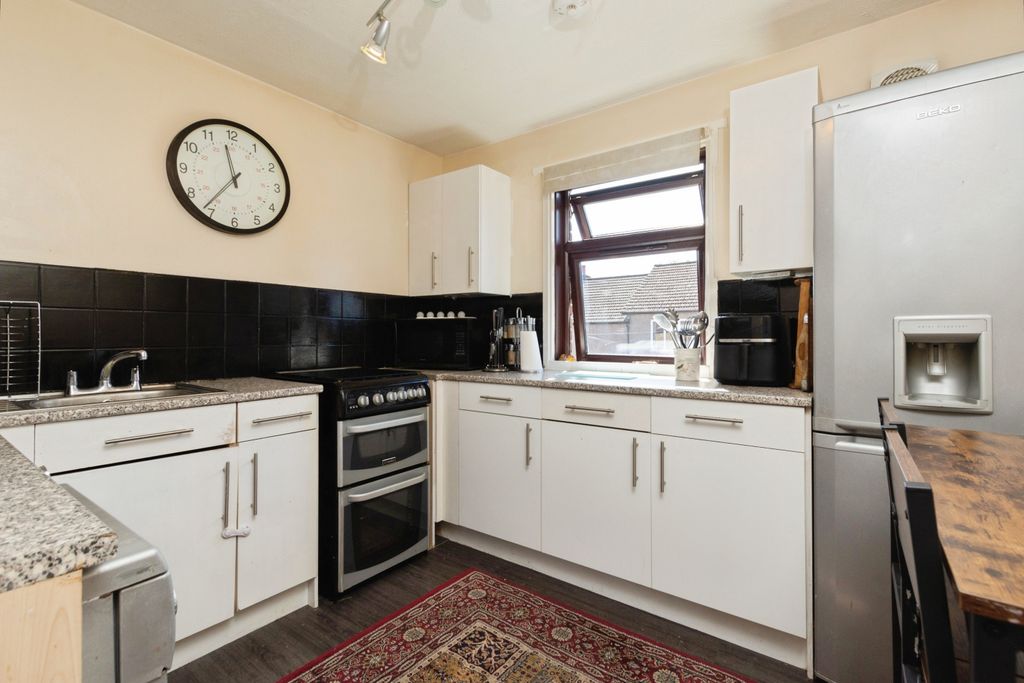 Property photo 3 of 18 Kitchen
