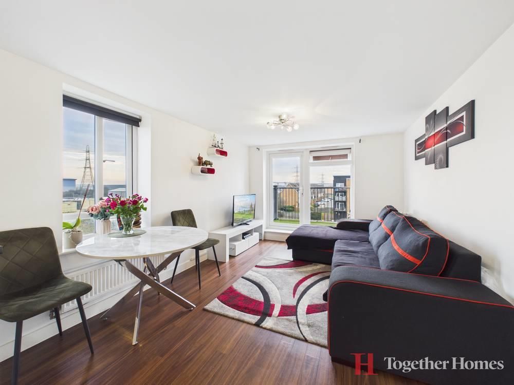 Property photo 3 of 15 Lounge