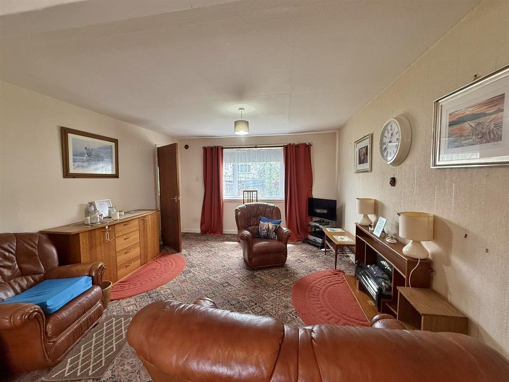 Property photo 3 of 14 Lounge
