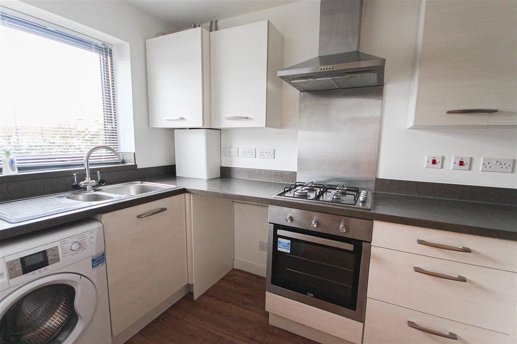Property photo 3 of 10 Kitchen