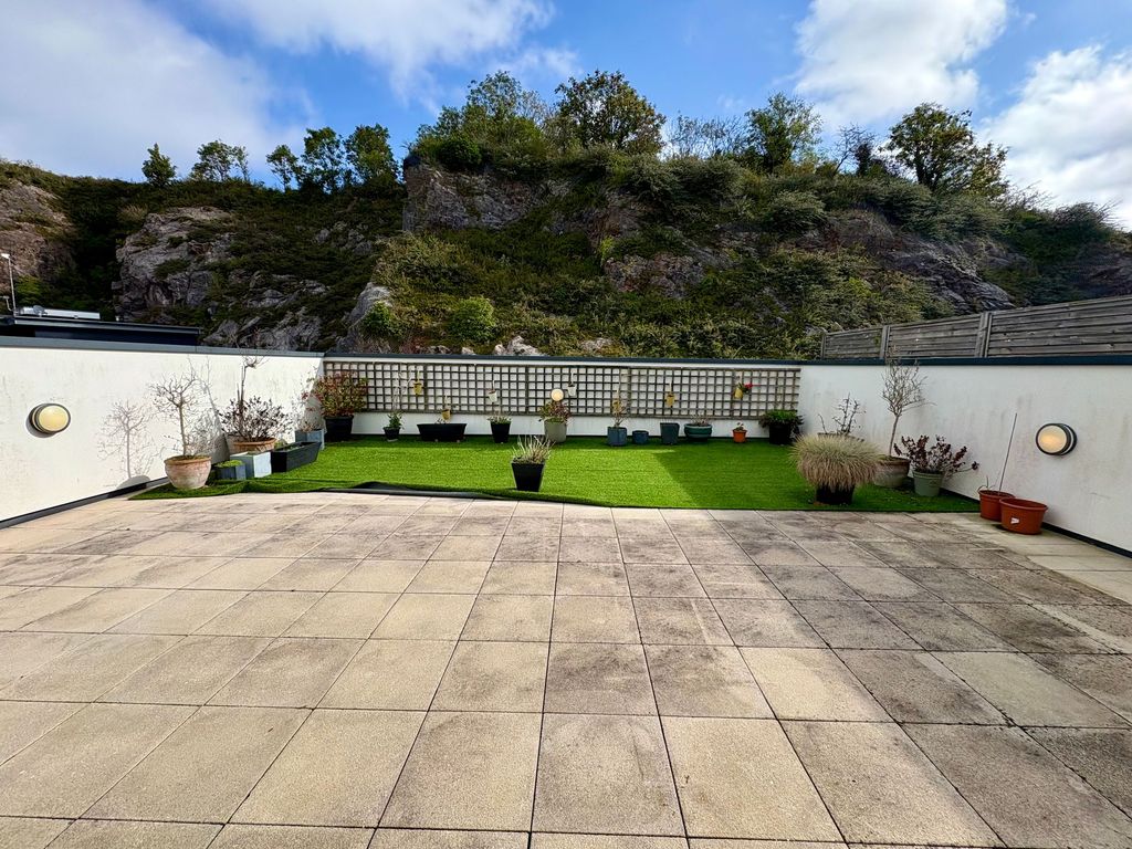 Property photo 2 of 32