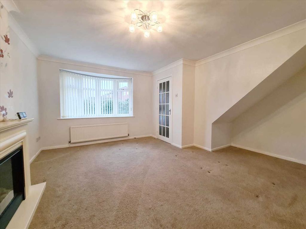 Property photo 2 of 10 Lounge: