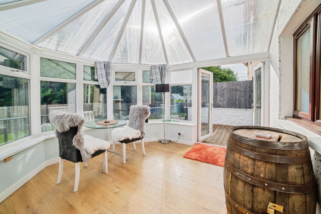 Property photo 3 of 19 Conservatory