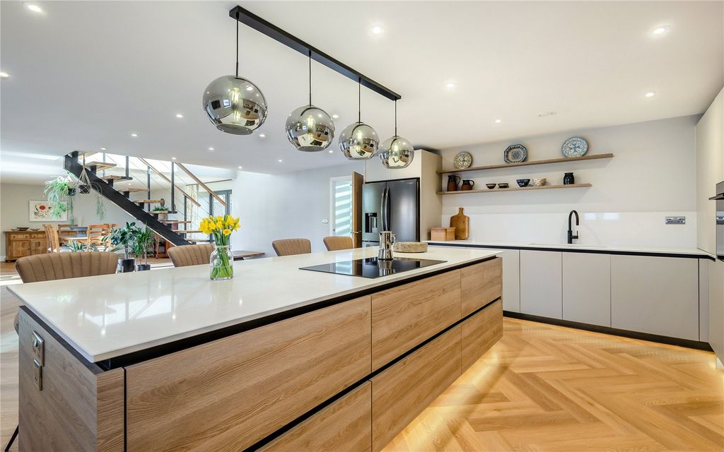 Property photo 3 of 19 Kitchen