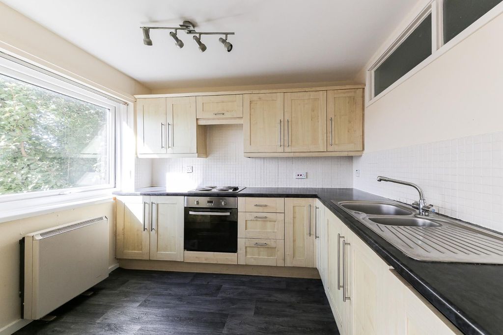 Property photo 3 of 11 Kitchen