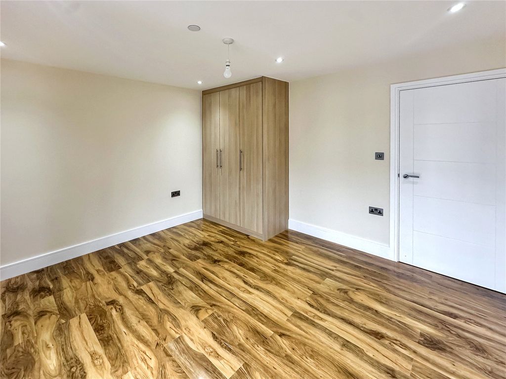 Property photo 3 of 11 Picture No. 12