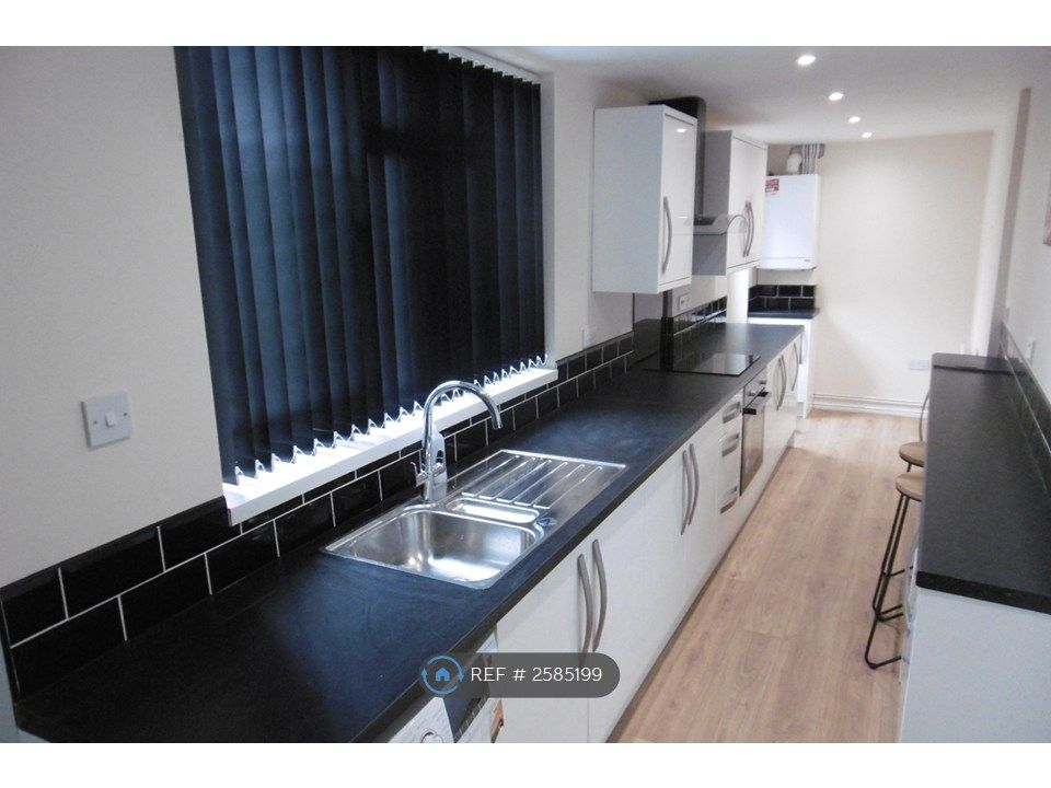 Property photo 2 of 11 Kitchen 2