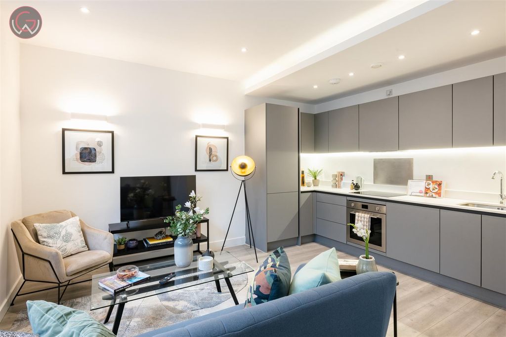 Property photo 2 of 11 Foxhunter Drive, Milton Keynes 14 Â© David Phillips