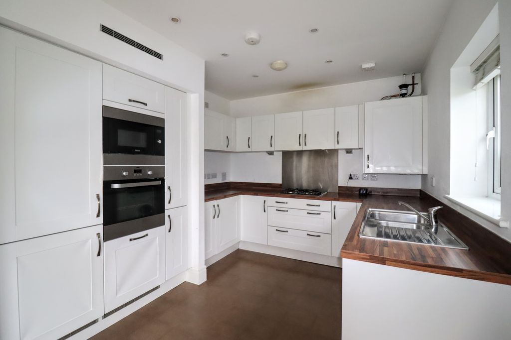 Property photo 2 of 21 Kitchen/Diner