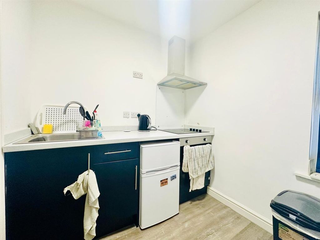 Property photo 3 of 6 Kitchen