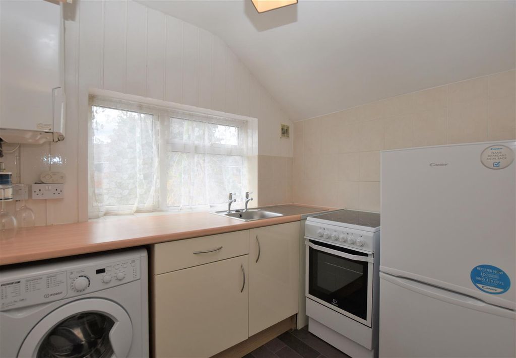 Property photo 3 of 5 Fff 31A St Johns Rd (7).Jpg