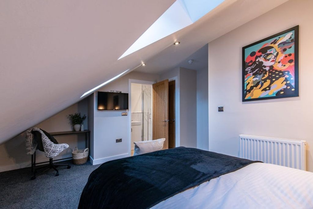 Property photo 2 of 9 This Beautifully Designed Double Bedroom Features ...
