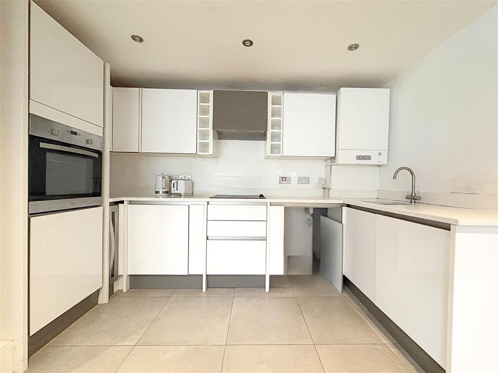 Property photo 3 of 15 Living Room / Kitchen