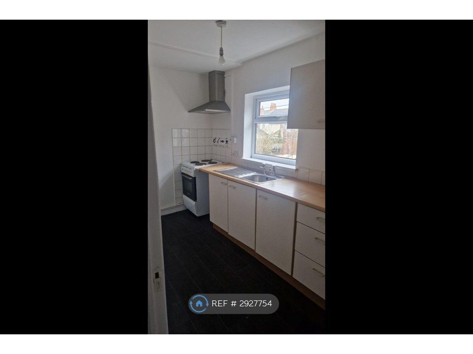 Property photo 2 of 12 Fitted Kitchen