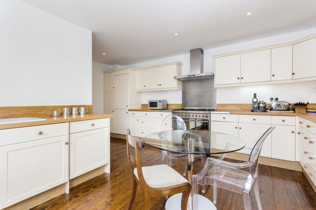 Property photo 3 of 13 30 Rivermead Court F