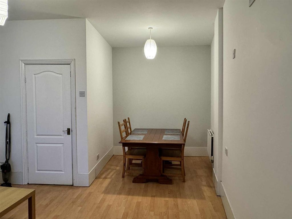 Property photo 3 of 17 006Fc36d-Eb5c-4A7c-9993-4610Eb240991.Jpeg