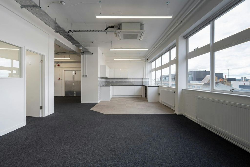 Property photo 2 of 11 Breakout Space