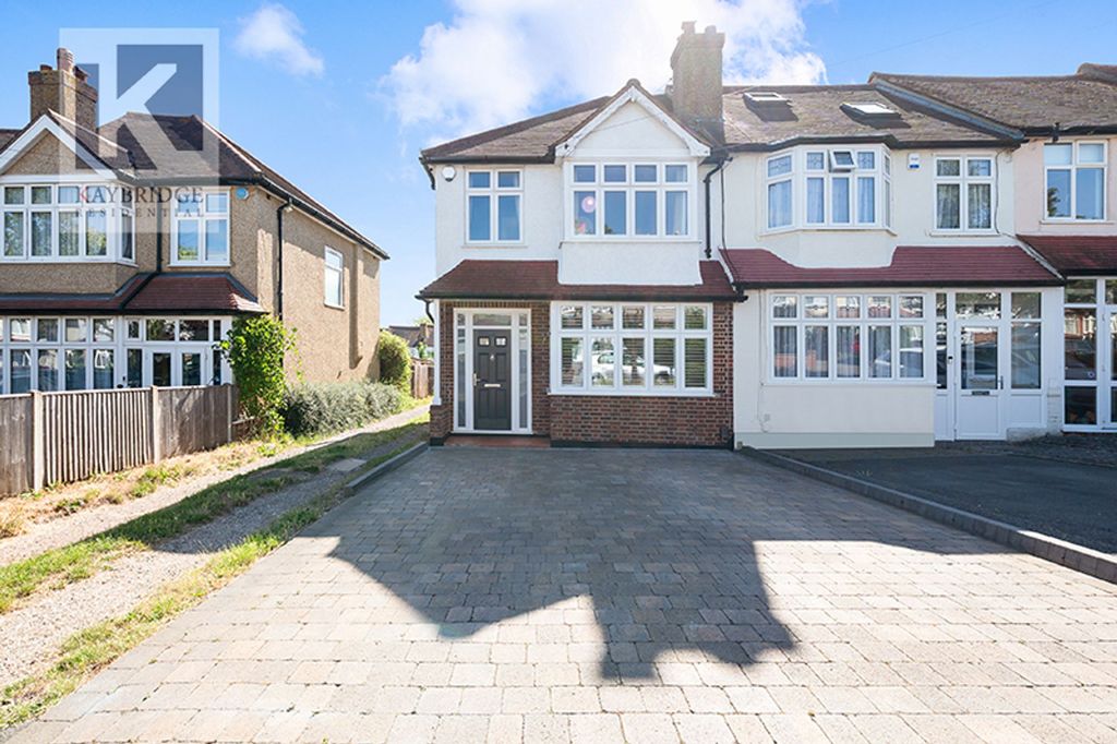 Property photo 1 of 13 Stoneleigh Avenue, Worcester Park - Kt4 8Xy