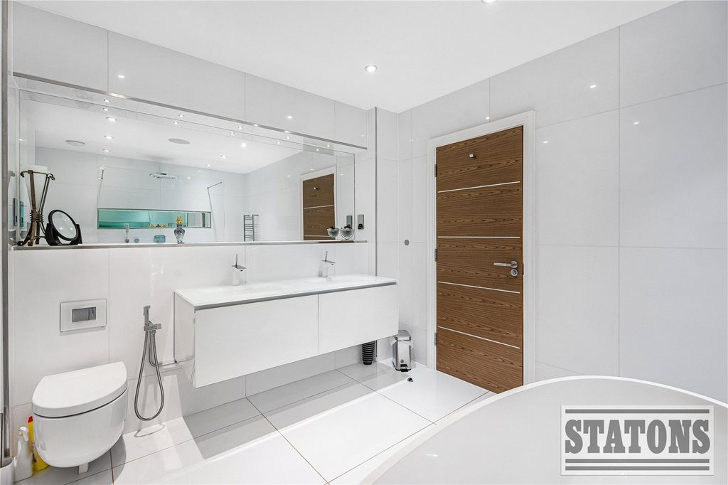 Additional image 10 of 3 bed flat for saleCockfosters Road, Cockfosters, Barnet EN4