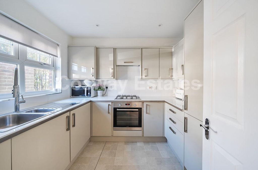 Property photo 3 of 17 509B5A46-d1c6-433F-B980-0998168d9F6c.Jpg