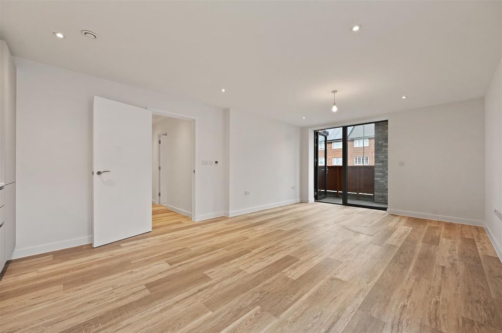 Property photo 2 of 9 Bwrealty - Flat 18, Bejoux Court - Receptionb3 (1)